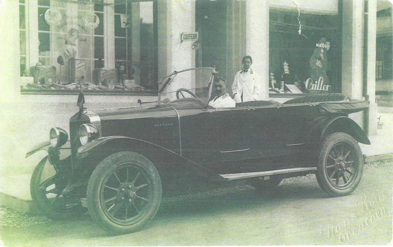 Historisches Foto: Coiffeur Tschaggelar in Grenchen, ca. 1920er Jahre — Oldtimer vor dem Salon mit dem Schriftzug Coiffeur
